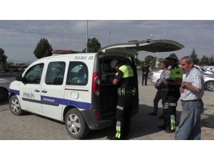 Beyşehir’de emniyet kemeri takmayan ve telefonla konuşan sürücülere ceza