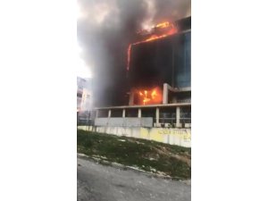 Sultangazi’de huzurevi alev alev yandı