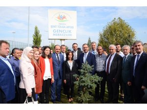 Bakan Kasapoğlu, öğrencilerle türkü söyledi, fidan dikti