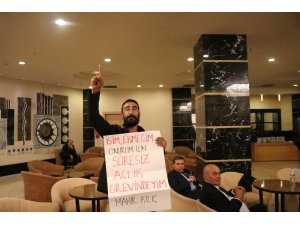 İzmir Büyükşehir Belediyesi’nde işten atılan işçi CHP’lilerin toplantı yaptığı otelde eylem  yaptı