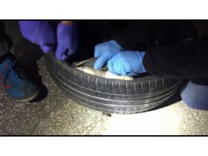 Otomobilin yedek lastiğine gizlenmiş 15 kilo eroin ele geçirildi
