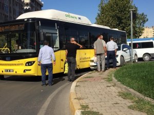 Yolcu otobüsü araçla çarpıştı