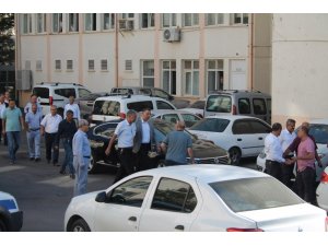 Kendini yakmak isteyen işçiyi müdürü vazgeçirdi