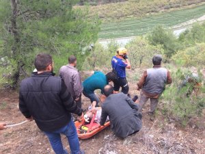 Kayalıklarda mahsur kalan çobanı böyle kurtardılar