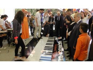 Bilim şenliğinde ayakla çalınan piyano ilgi odağı oldu