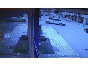Motosiklet ile otomobil böyle çarpıştı