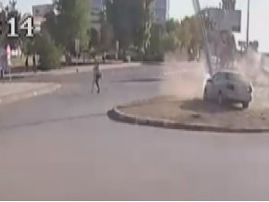 Beton direğin altında kalmaktan son anda kurtuldu