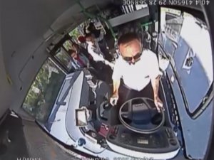 Otobüs şoförü fenalaşan yolcuyu acil servise götürdü