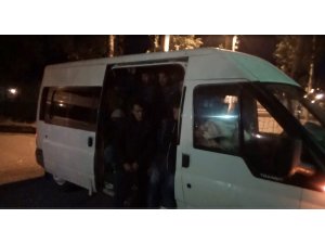 15 kişilik minibüsten 53 kaçak göçmen çıktı