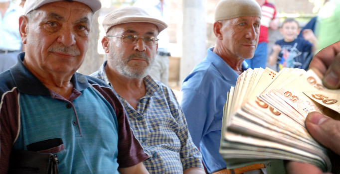 Emeklilikte yaşa takılanların gözü Meclis'te
