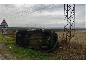 Yoldan çıkıp direğe çarpan araçtan burnu bile kanamadan çıktı