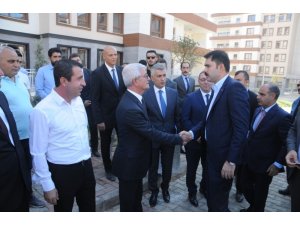 Çevre ve Şehircilik Bakanı Murat Kurum, parktaki çocuklarla sohbet etti