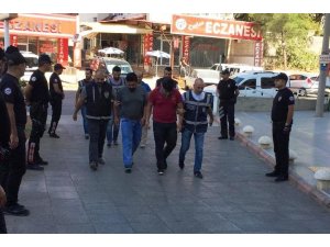 Düğünde amcalarını bıçaklayan 2 yeğen tutuklandı