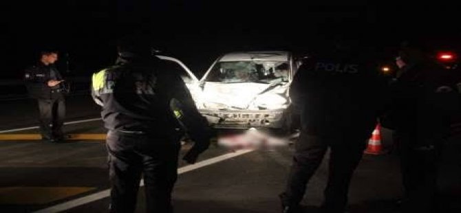 Lastiği patlayan aracı için yardım isterken kamyonet çarpınca öldü