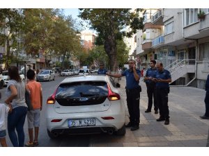 Otomobilde bırakılan küçük çocuk polisi alarma geçirdi