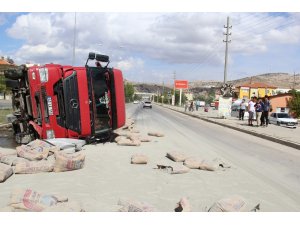 Afyonkarahisar’da çimento yüklü tır devrildi