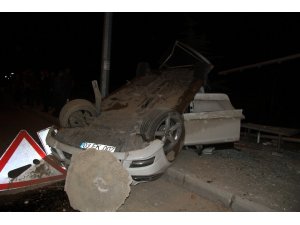 Lüks otomobil takla atarak otobüs durağına daldı