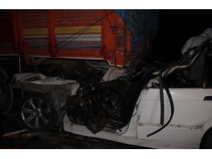 Kamyona arkadan çarpan otomobildeki 3 kişi hayatını kaybetti