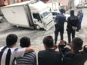 Kağıthane’de kamyonet kurtarma operasyonu
