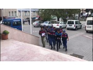 Çaldıkları 250 bin liralık kablolarla suçüstü yakalandılar