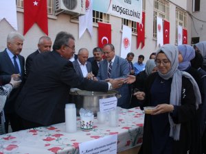 Başkan Hançerli'den öğrencilere aşure ikramı