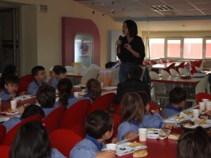 Öğrencilere beslenmenin önemi kahvaltıyla anlatıldı