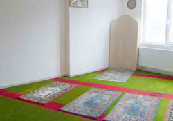 Hürriyet çalışanları Yeni Asya'da namaz kılıyor