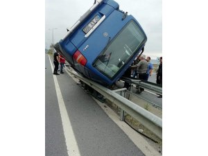 Minibüs refüje çıktı: 1 yaralı