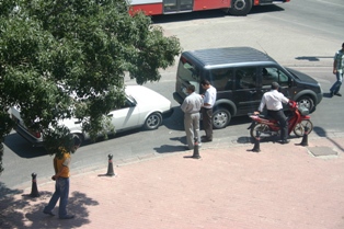 Ufak hasar için trafiği felç ettiler
