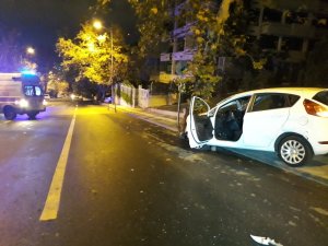 Kontrolden çıkan otomobil kaldırıma çarparak havalandı: 2 yaralı