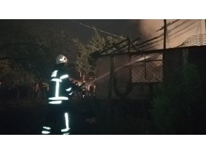 Alevlerin sardığı metruk bina küle döndü