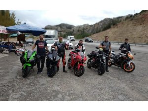 Genç motosikletçi bariyerlere çarparak hayatını kaybetti