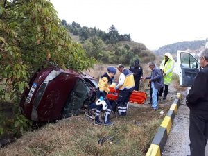 Otomobil kayganlaşan yolda takla attı: 2 yaralı
