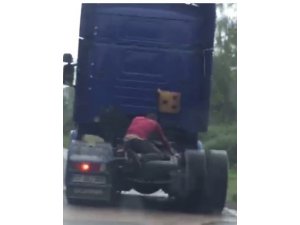 Tır üstünde tehlikeli yolculuk