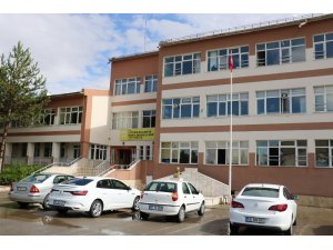 Okulun güvenlik kamerası kayıt cihazını çaldılar