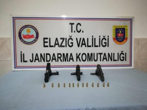 Jandarma ekipleri, ruhsatsız 3 tabanca ele geçirdi