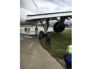 Yolcu uçağının tekerleği çamura saplandı