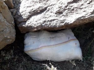 Kayalıklar arasına gizlenen 32 kilo esrar ele geçirildi