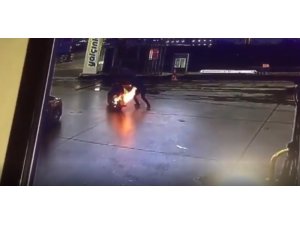 Petrol istasyonunda alev alan motorunu canı pahasına böyle uzaklaştırdı