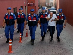 Aracın deposundan yakıt aktığını gören jandarma uyuşturucu sevkıyatını engelledi