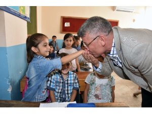 AK Parti’den kırtasiye yardımı