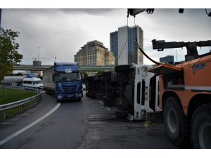 TEM’de tır devrildi trafik felç oldu