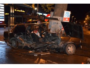 İkiye bölünen otomobilden sağ çıktılar