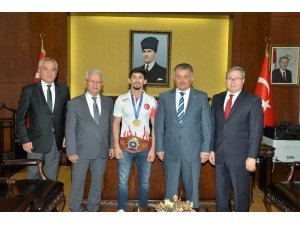 Vali Yazıcı, Dünya şampiyonu Kamal’ı ödüllendirdi