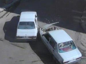Otomobilin bebek arabasıyla yürüyen çifte çarptığı o anlar kamerada