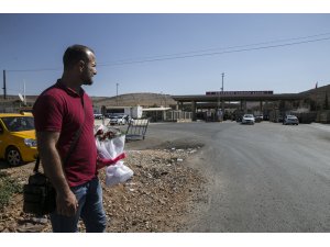 Elinde çiçeklerle 7 gündür sınır kapısında bekliyor