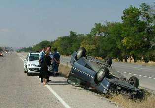 Takla atan araçtan sağ kurtuldular