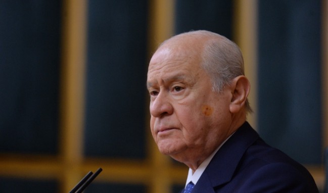 Grup toplantısında merak uyandıran görüntü!