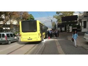 Alev alan otobüsü yanmaktan şoförün müdahalesi kurtardı