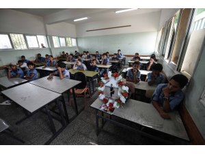 Gazze 12 yaşındaki küçük şehidine ağlıyor